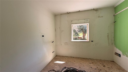 Villa In Fase Di Ristrutturazione, 4 Vani, Trullo e Garage. Poco Distante.